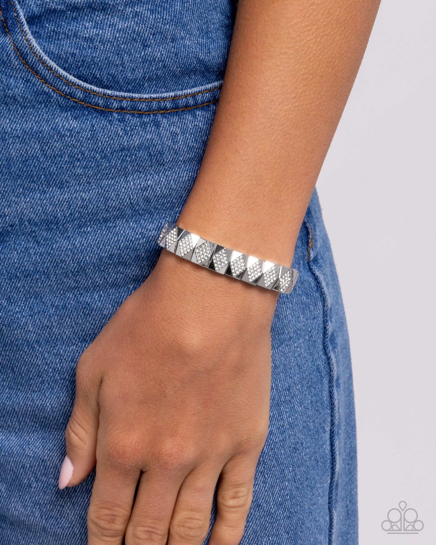 Paparazzi Ornate Outline - White