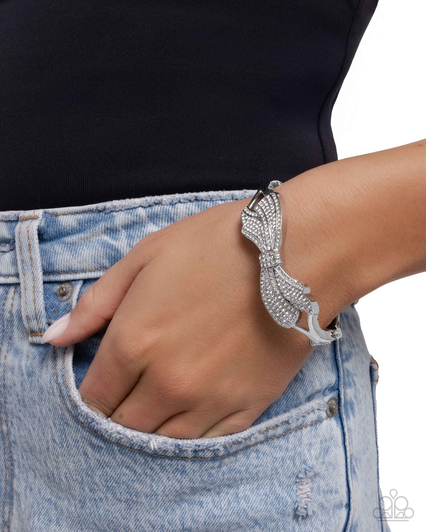 Paparazzi Blissful Bow - White